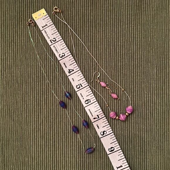 Two handmade vintage necklaces and a pair of earring the beads are made of paper - Picture 3 of 9